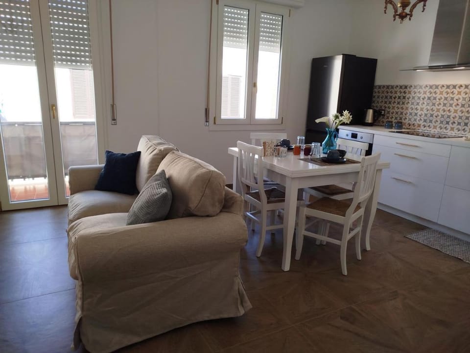 Kitchen or kitchenette, Living room, Seating area, Dining area, stove