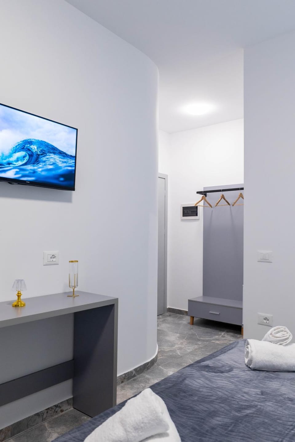 Bed, Bathroom, TV and multimedia, Kitchen or kitchenette, Photo of the whole room, Bedroom, towels