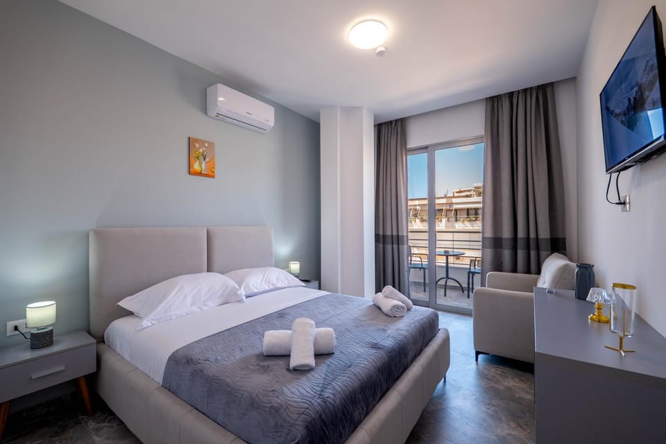 TV and multimedia, Seating area, Bedroom, towels, air conditioner