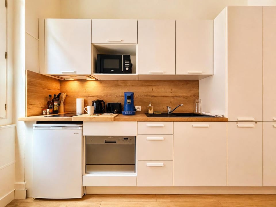 Coffee/tea facilities, Kitchen or kitchenette, dishwasher, stove, toaster