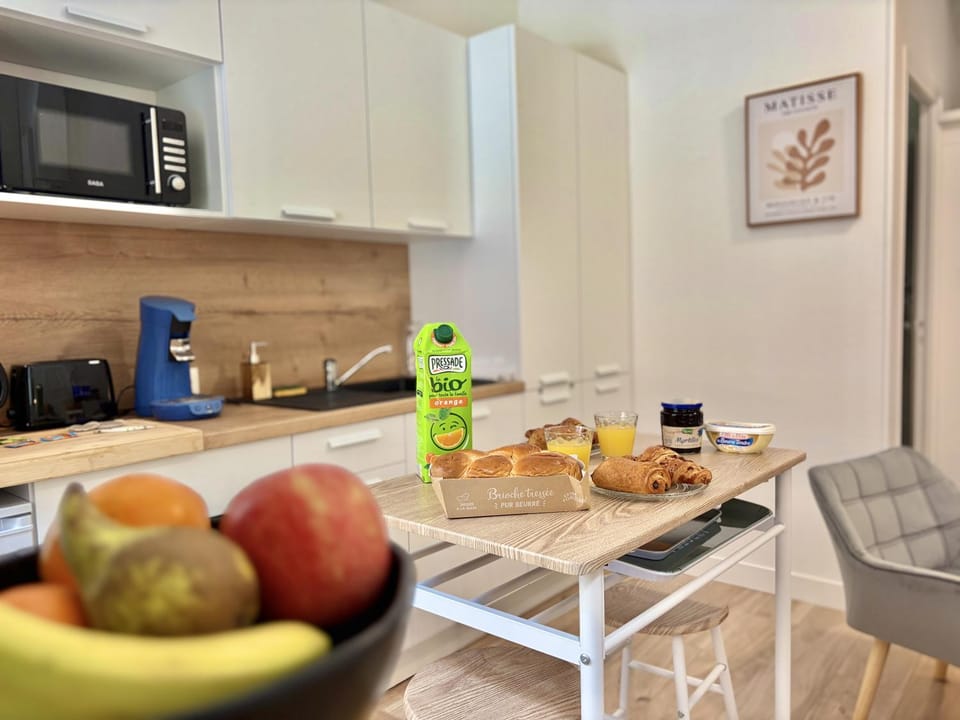 Coffee/tea facilities, Kitchen or kitchenette, stove, toaster