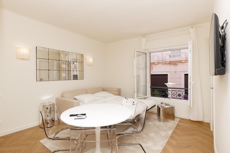 Le White LOTUS Écrin chic et apaisant à 2 min de la Croisette Apartment in Cannes