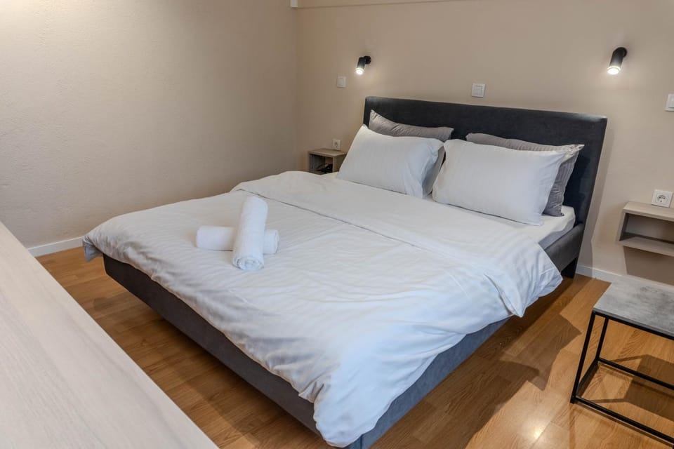 Bed, Photo of the whole room, towels