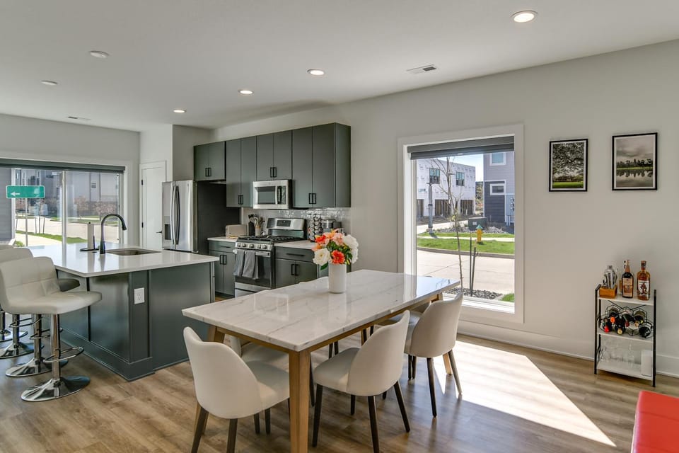 Rooftop Oasis: Downtown Des Moines Townhome House in Des Moines