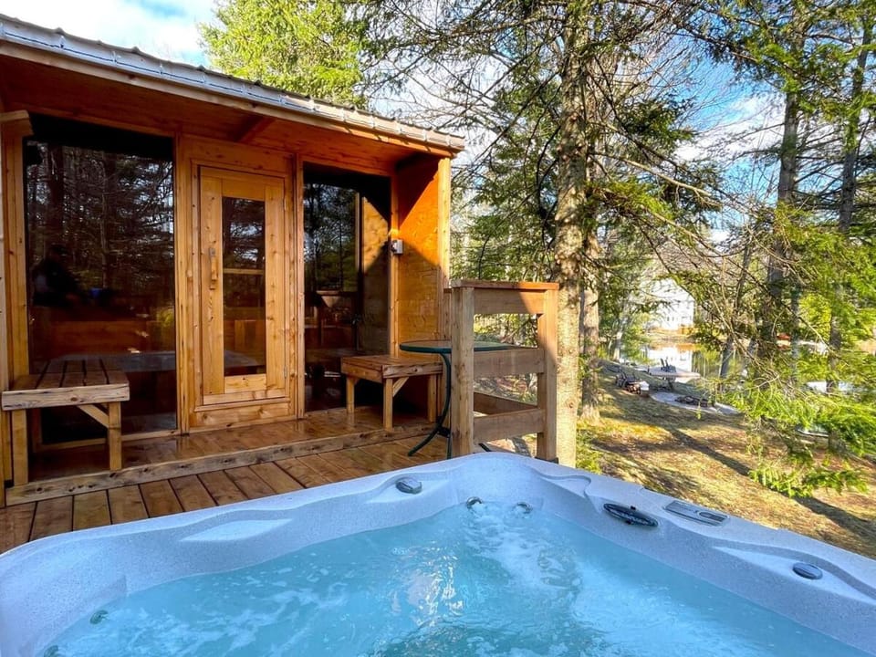 Take It Easy Cottage w Hot Tub & Sauna House in New York