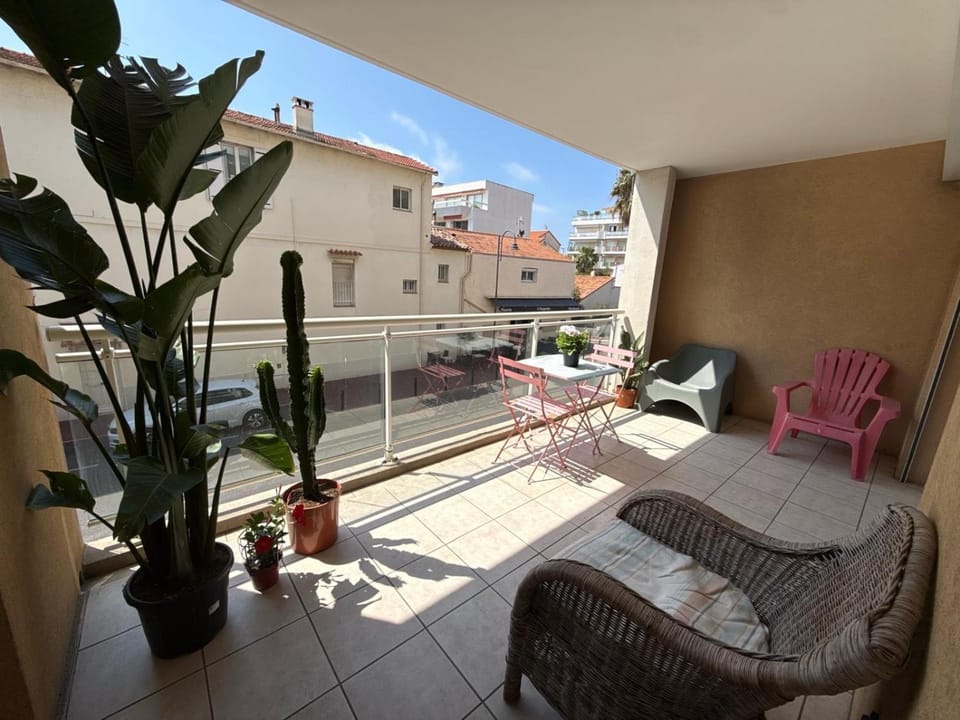 2-Bedroom Apartment in Cannes ,Terrace, 4 People, Beaches , Downtown Apartment in Cannes