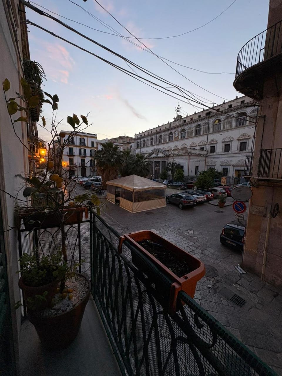 Neighbourhood, Street view