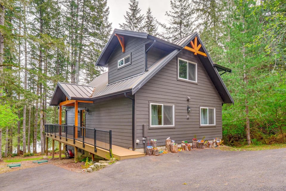 Lakeside Bliss in Tahuya! Modern Family Getaway House in Hood Canal