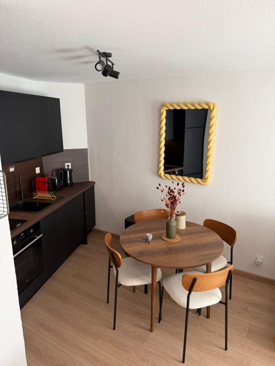 Coffee/tea facilities, Kitchen or kitchenette, Dining area, stove