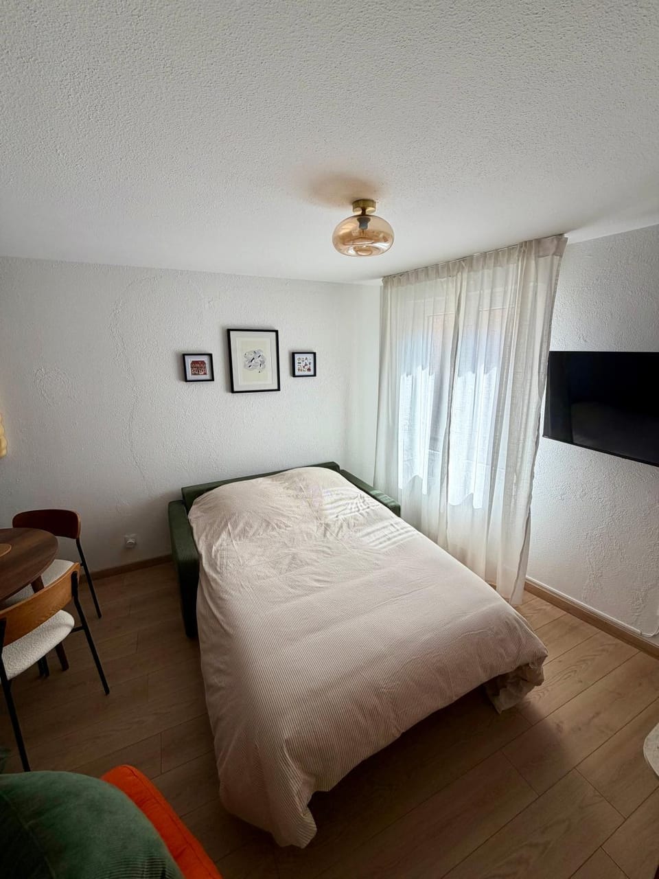 Bed, TV and multimedia