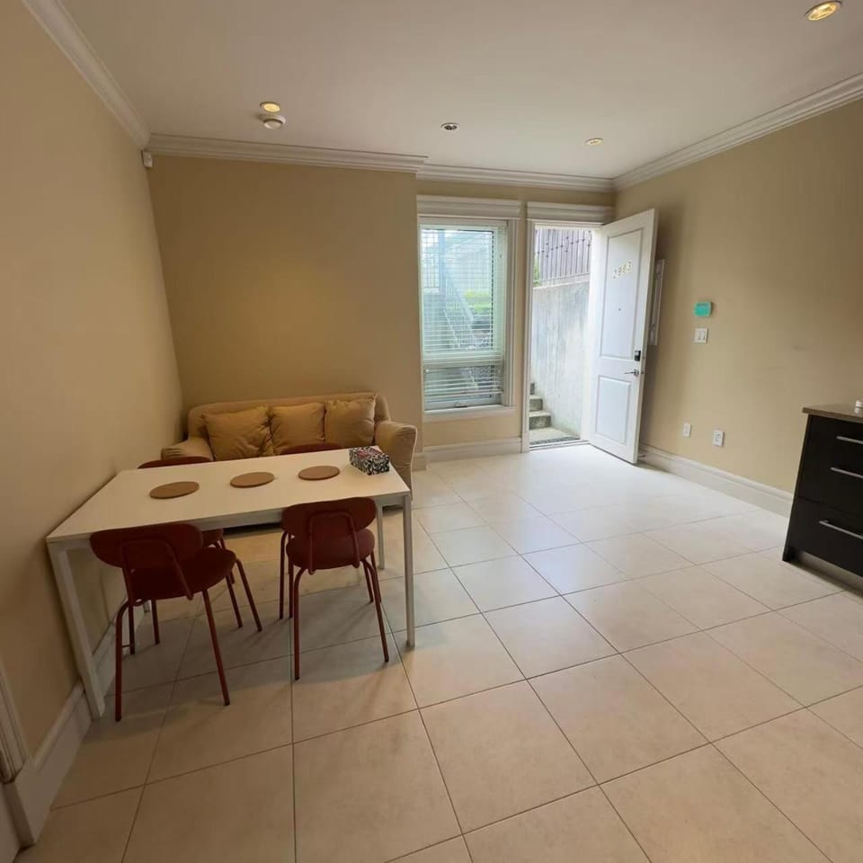 Seating area, Dining area