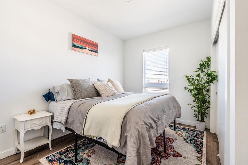 Luxury Penthouse Downtown, Panoramic Views, Two Private Balconys, Short Walk To Lumen and T Mobile Park Apartment in Seattle