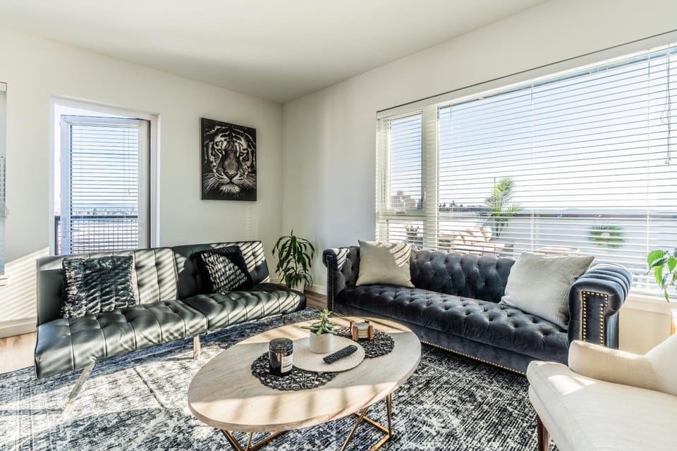 Luxury Penthouse Downtown, Panoramic Views, Two Private Balconys, Short Walk To Lumen and T Mobile Park Apartment in Seattle