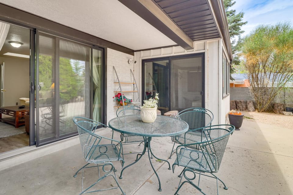 Walk to UNM! Quiet Extended Escape w/ Patio House in Albuquerque