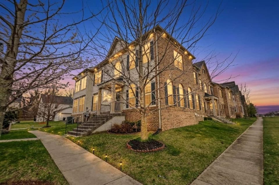 Large 7 bedroom sleeps 22 With Parking Near DC House in Glenarden