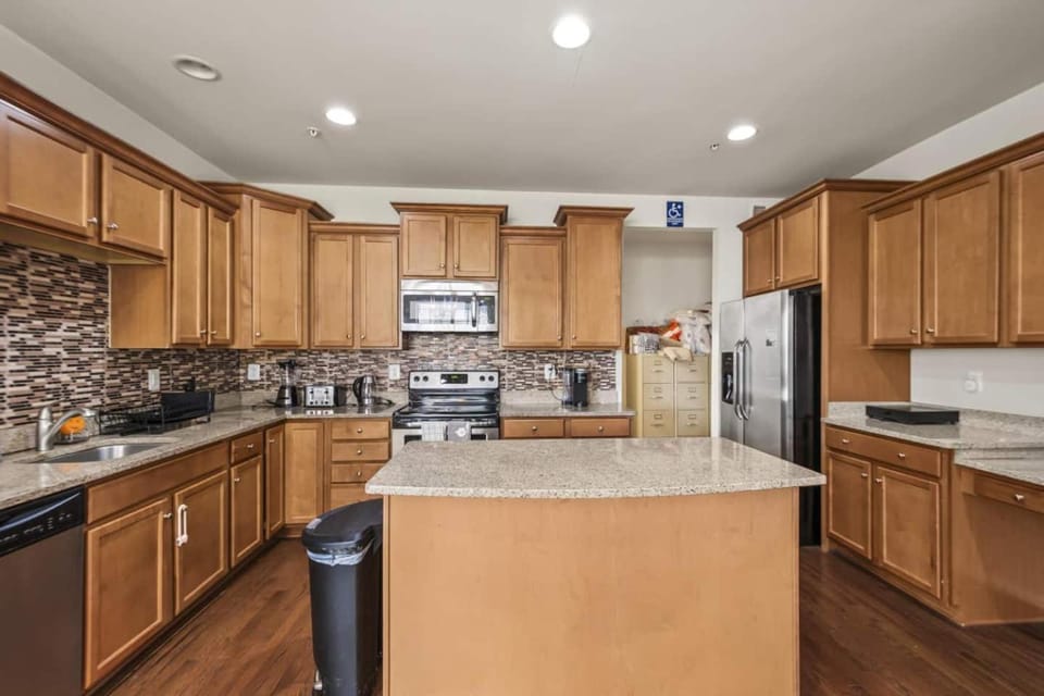 Large 7 bedroom sleeps 22 With Parking Near DC House in Glenarden