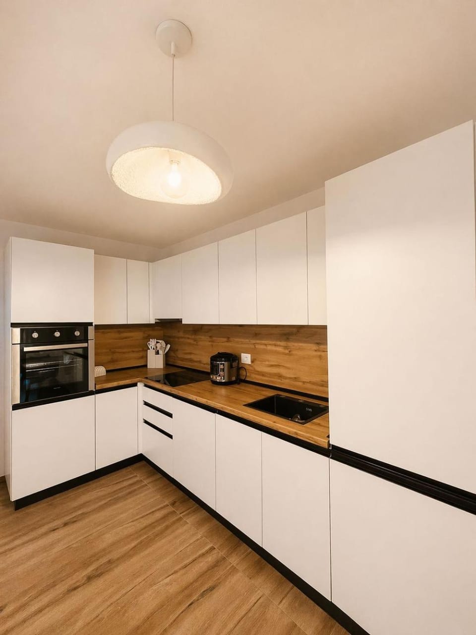 Kitchen or kitchenette, dishwasher, minibar