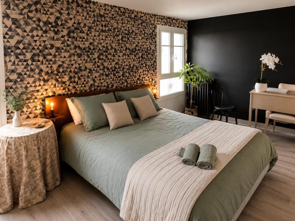 Bed, Photo of the whole room, Bedroom