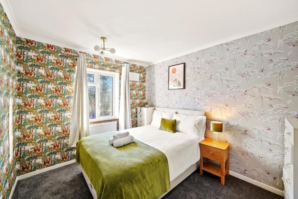 5 Bedroom House for Contractors, Workers,Business, Cotteslow House in Aylesbury