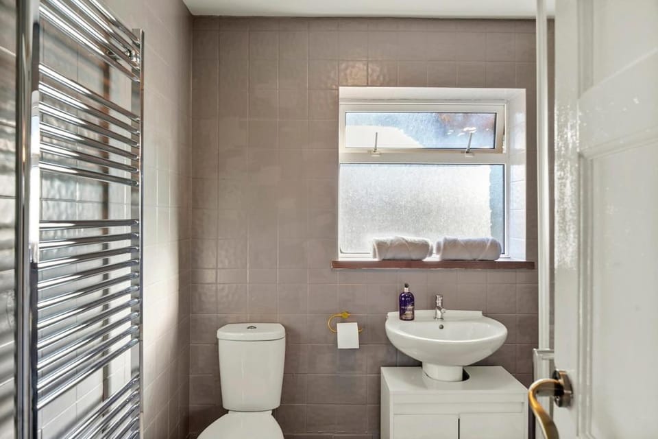 5 Bedroom House for Contractors, Workers,Business, Cotteslow House in Aylesbury