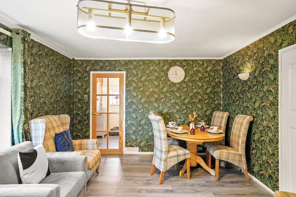 5 Bedroom House for Contractors, Workers,Business, Cotteslow House in Aylesbury
