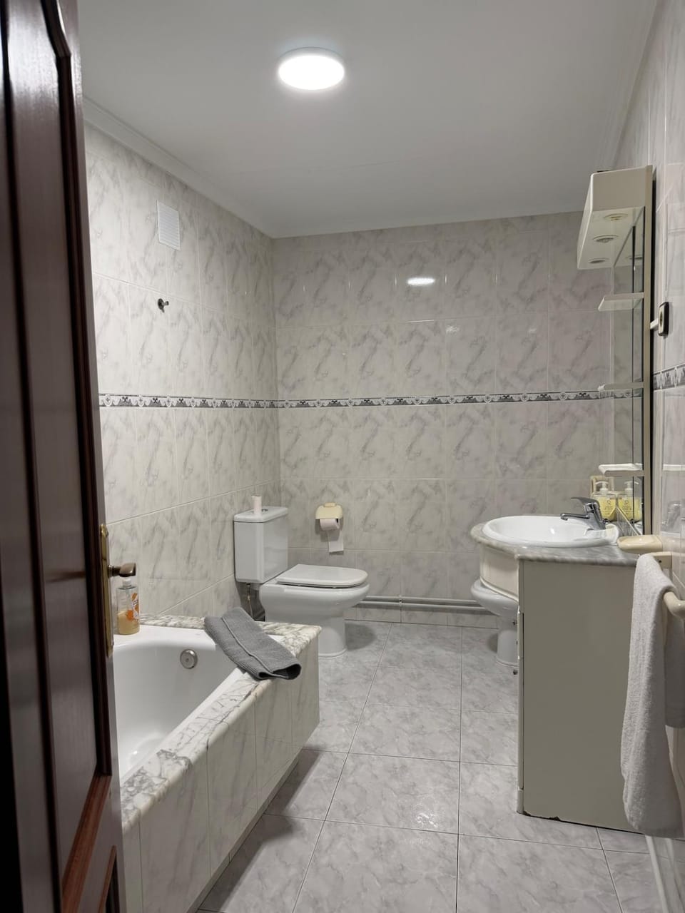 Bathroom, Bath, bidet, towels, towels