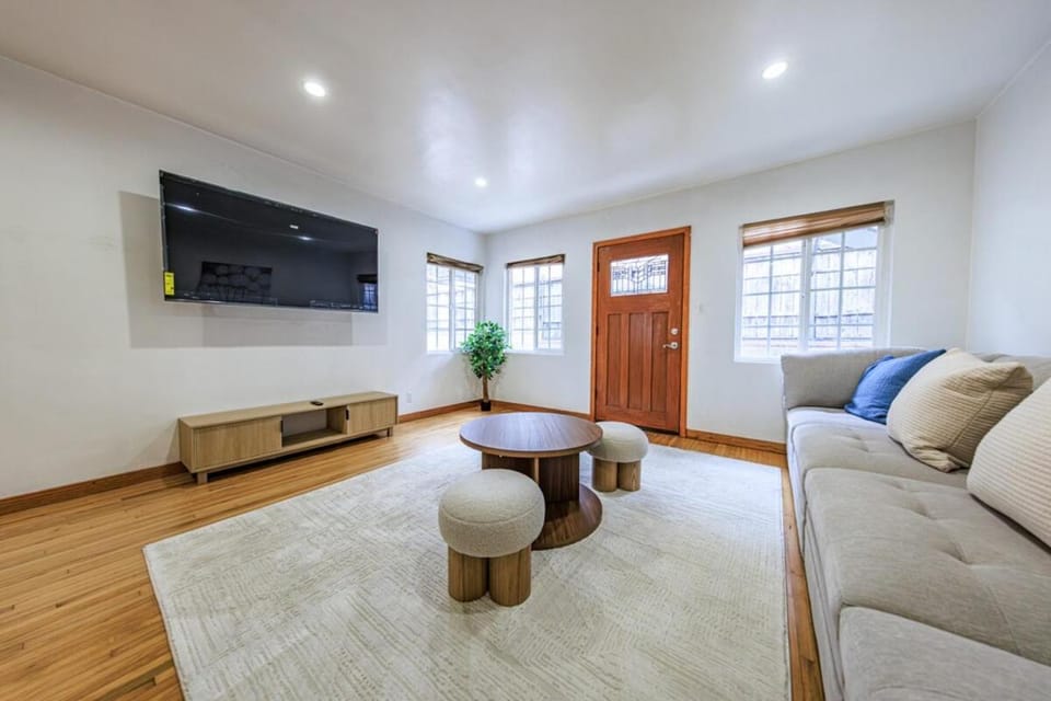 2BR/1BA Santa Monica Bungalow w/Parking + Deck Apartment in Santa Monica