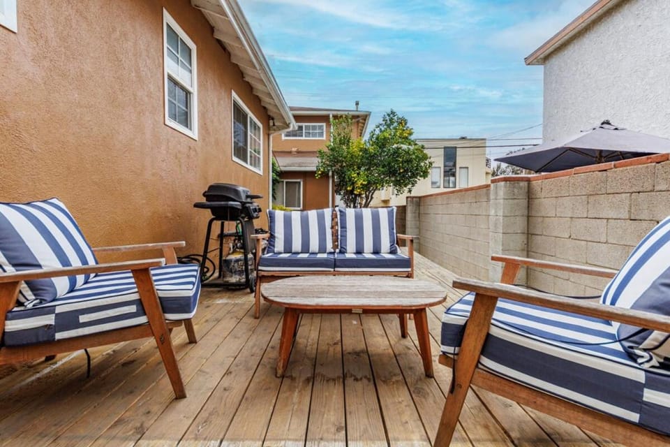 2BR/1BA Santa Monica Bungalow w/Parking + Deck Apartment in Santa Monica