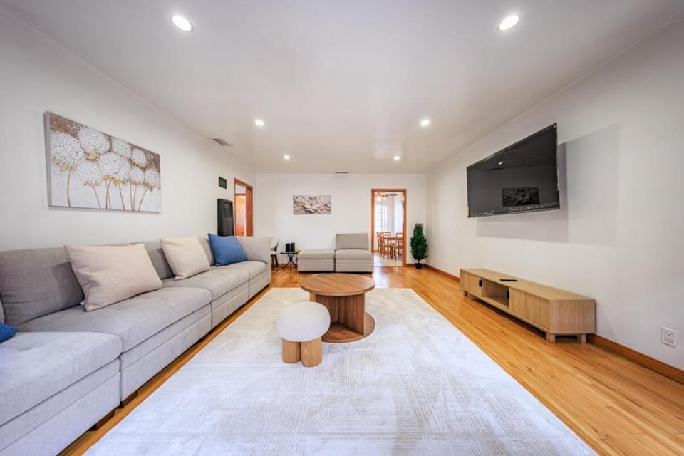 2BR/1BA Santa Monica Bungalow w/Parking + Deck Apartment in Santa Monica