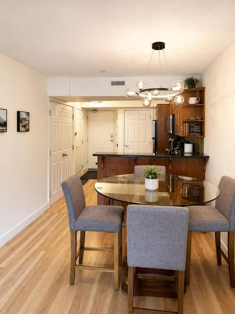 Coffee/tea facilities, Kitchen or kitchenette, Seating area, Dining area, oven, pet friendly, stove