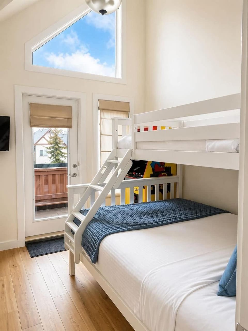 Bed, Photo of the whole room, Bedroom, bunk bed