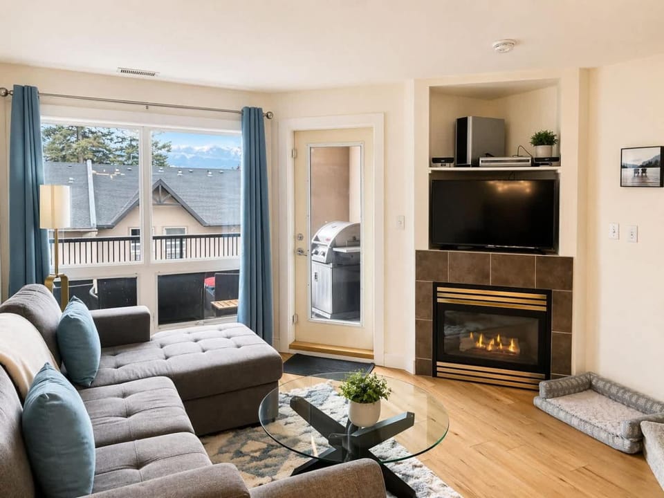 Natural landscape, TV and multimedia, Living room, Seating area, fireplace