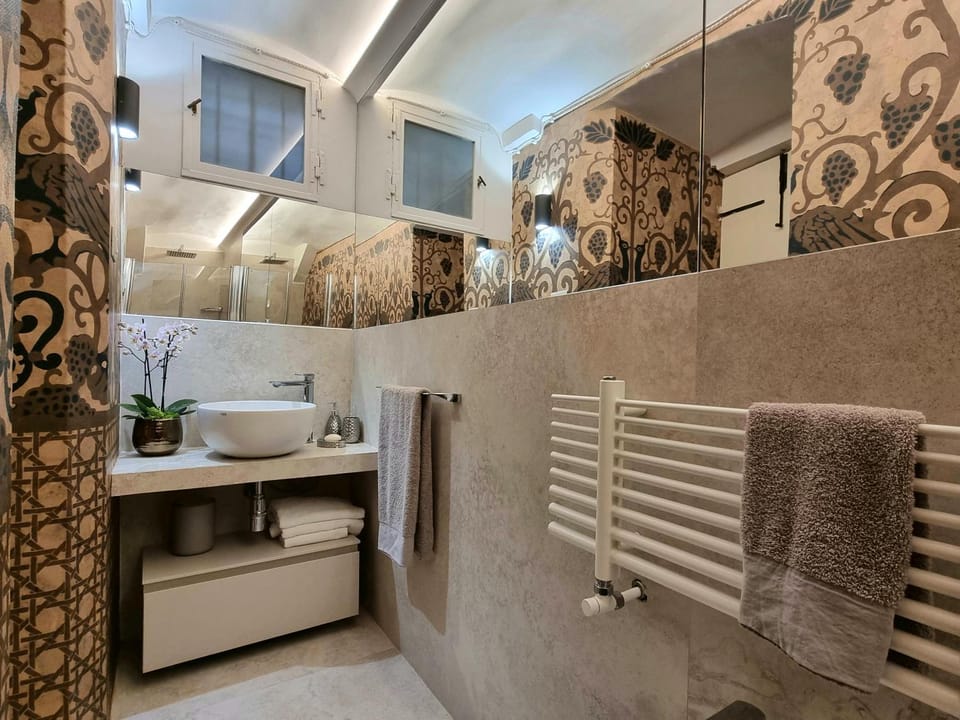 Bathroom, towels