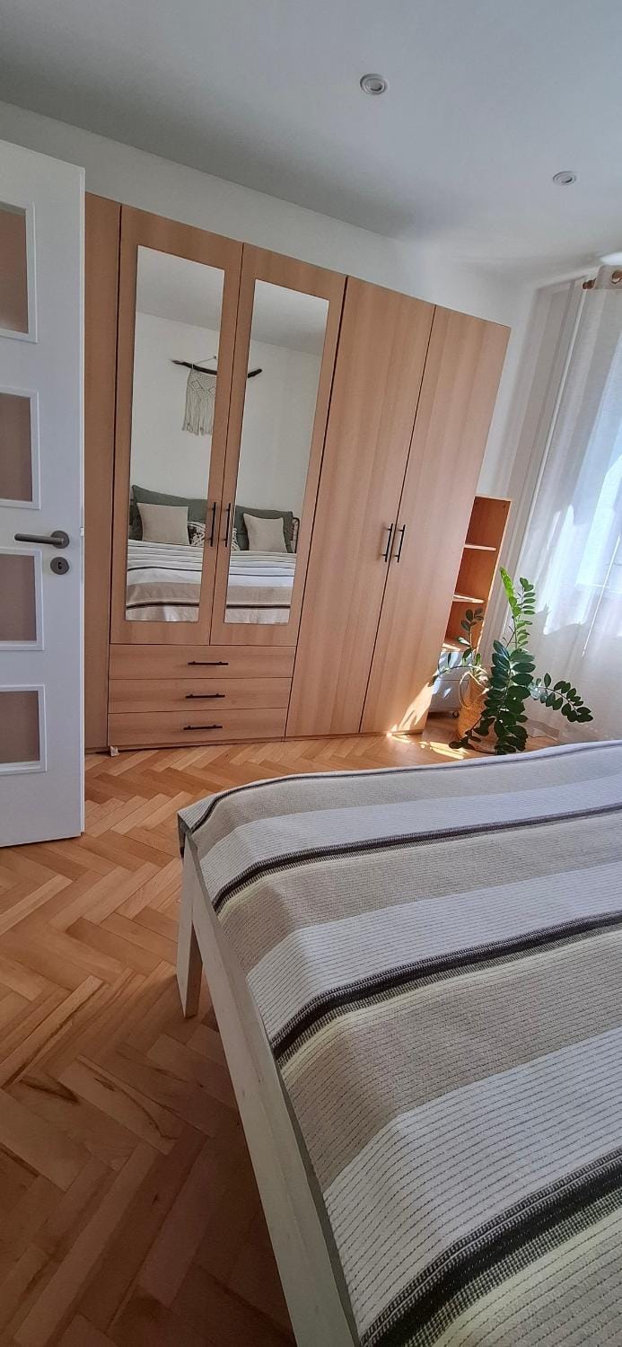 Photo of the whole room, Bedroom, wardrobe