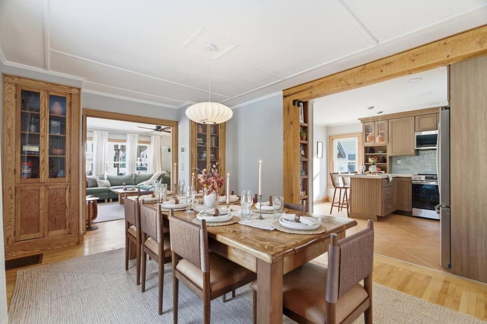 Walk to Shops, Dining & Rail Trail-20 min to Stowe House in Morrisville