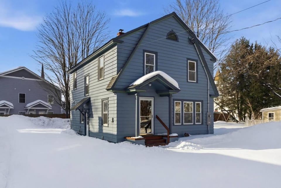 Walk to Shops, Dining & Rail Trail-20 min to Stowe House in Morrisville