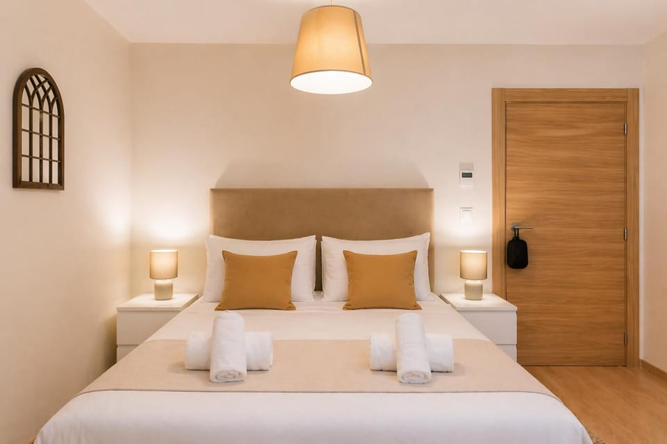 Bed, Bedroom, towels