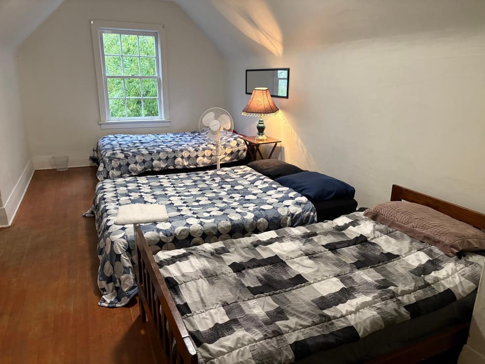 Airport 10 min Stay - Large Bungalow Room & Free Parking Vacation rental in Vancouver
