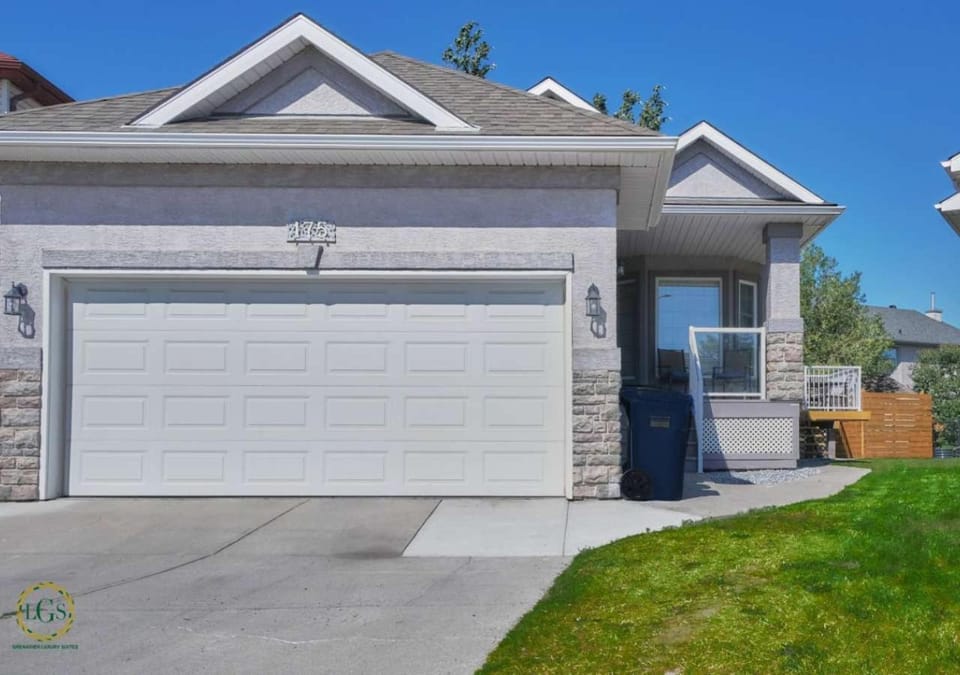 6BR Dual-Suite Exec Retreat Hot Tub 2 Kitchens House in Calgary