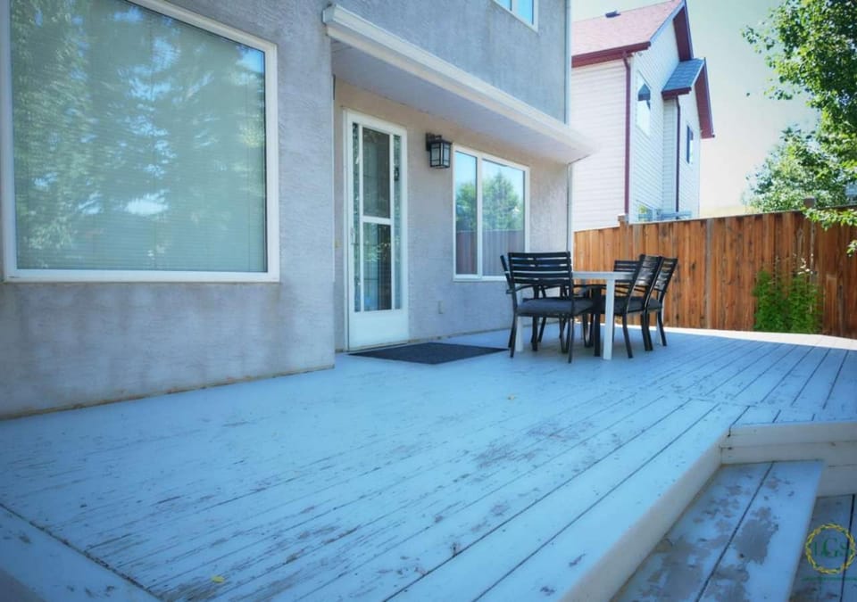 6BR Dual-Suite Exec Retreat Hot Tub 2 Kitchens House in Calgary