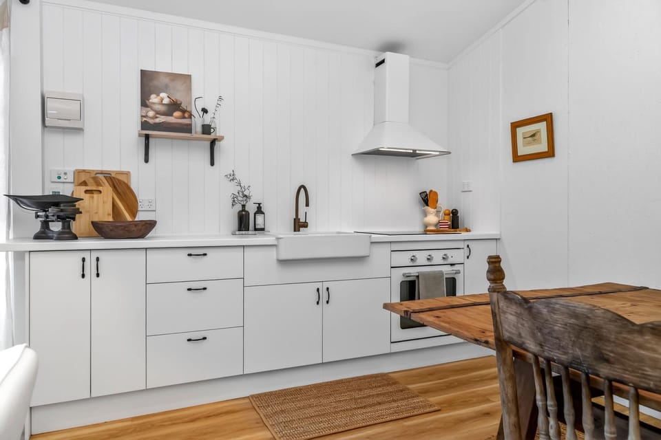 Kitchen or kitchenette, Dining area, minibar, pet friendly, stove