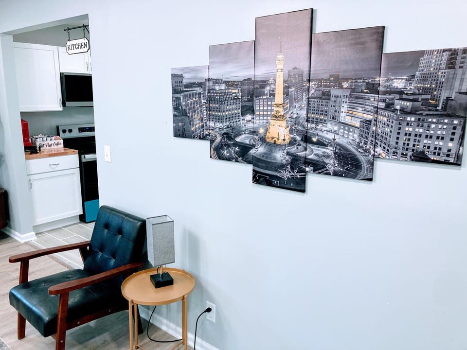 Coffee/tea facilities, Kitchen or kitchenette, Living room, Decorative detail, Seating area