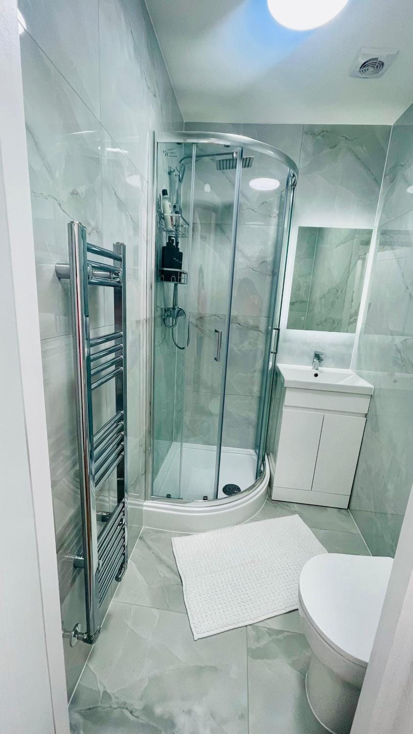 Hayes-Heathrow - Modern Single En-Suite Bedroom in Shared House Vacation rental in Hayes