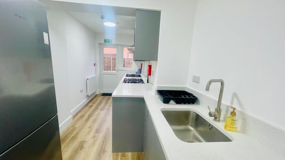 Hayes-Heathrow - Modern Single En-Suite Bedroom in Shared House Vacation rental in Hayes