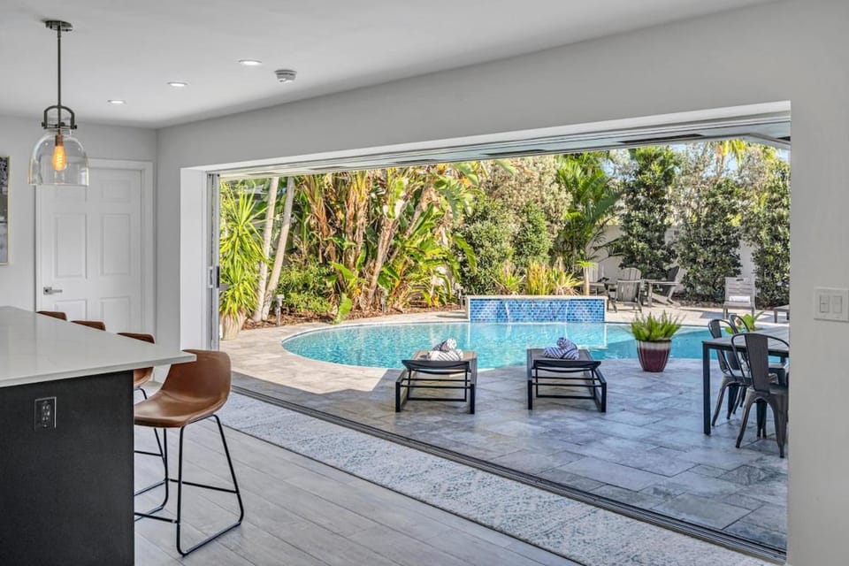 Spacious Villa for 15 w Pool & Outdoor Oasis House in Oakland Park