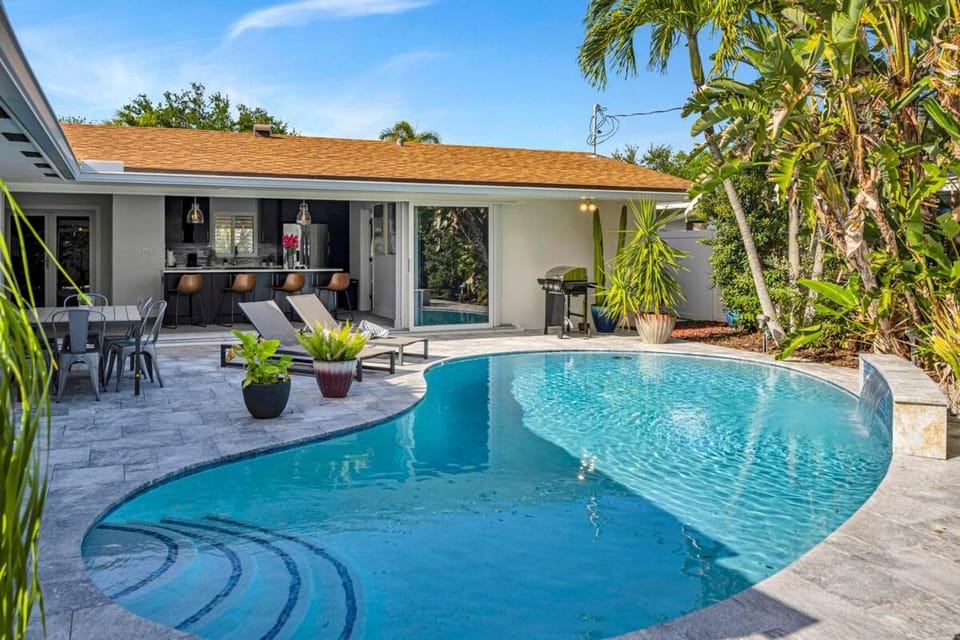 Spacious Villa for 15 w Pool & Outdoor Oasis House in Oakland Park
