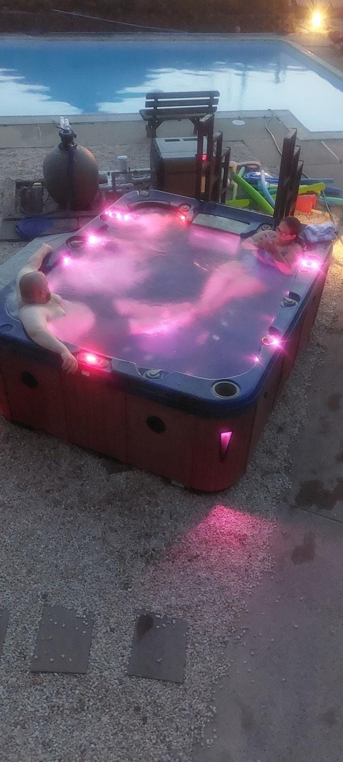 Restaurant/places to eat, Hot Tub, Swimming pool, Breakfast
