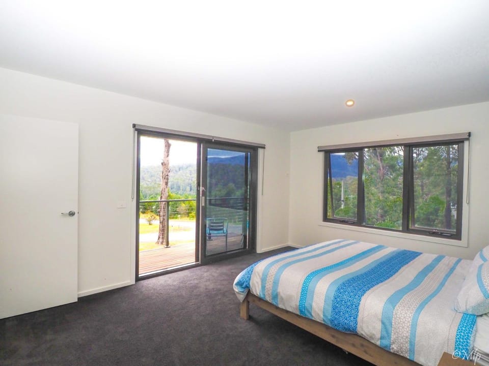 Castle on the Hill - Beautiful Mountain Views House in Marysville
