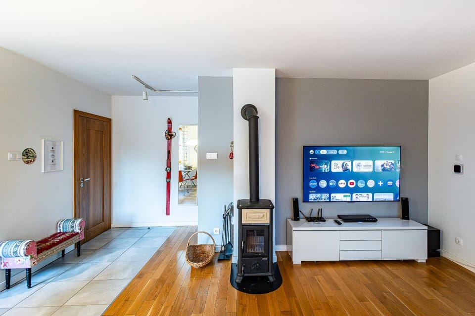 TV and multimedia, Living room, fireplace
