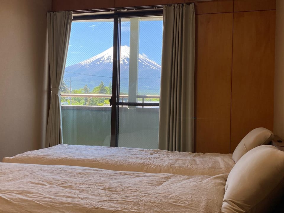 Bedroom, Mountain view